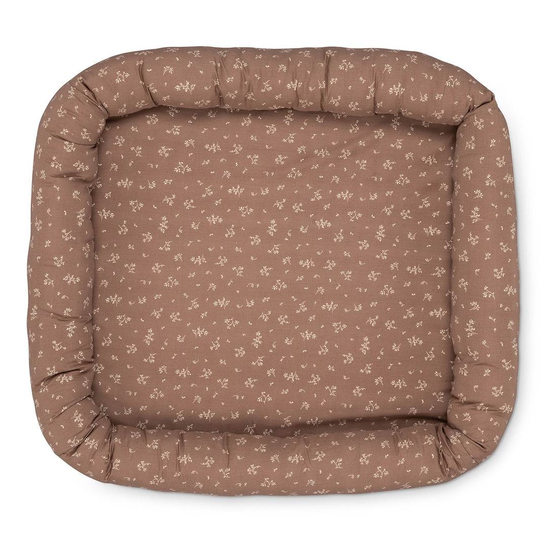 That's Mine Lucca baby nest large - Secret garden cocoa - 15% Organic cotton, 65% Recycled polyester, 20% Polyurethane foam Buy Sovetid||Babynests||Udsalg||Alle here.