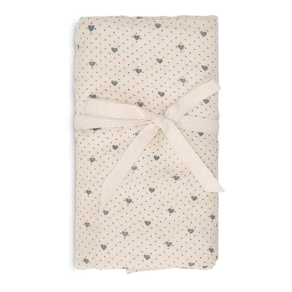 That's Mine Jana muslin swaddle - Lots of love sky - 100% Organic cotton Buy Amning & pusletid||Pusle||Babysvøb||Favoritter||personale||Basics til de små||Efterår 2024||Lots of love here.